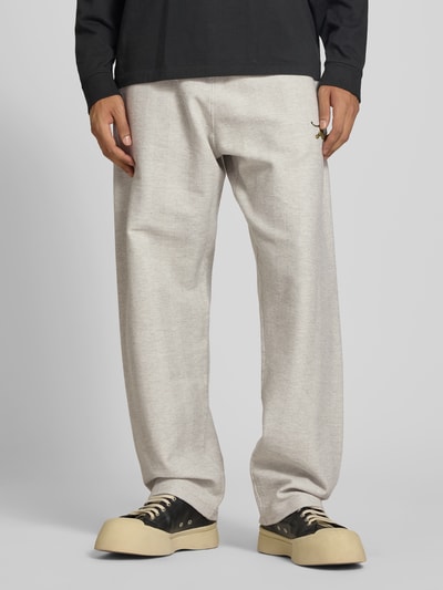 Mannenmodel draagt Sweatpants aus Baumwoll-Mix van Kenzo in lichtgrijs met steekzakken, labelprint en losse pasvorm, ganzkörperaanzicht van voren