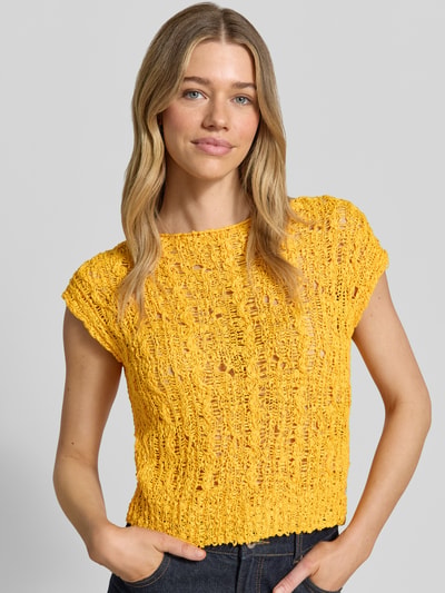 Frauenmodel trägt Strickshirt mit Rundhalsausschnitt von Marc Cain aus Reine Baumwolle, Regular-Fit, Semitransparent, Kappärmel, Nahaufnahme Oberkörper.