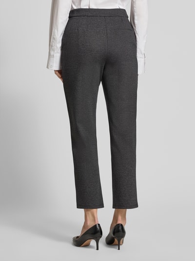 Frauenmodel trägt Hose aus Viskose-Mix Modell 'CHARLIE' von GUIDO MARIA KRETSCHMER WOMAN, dunkler Farbton, Regular-Fit, Paspeltasche, Ganzkörperansicht Rückansicht. Bundweite 39 cm, Innenbeinlänge 68 cm bei Größe 36, leichte Struktur.