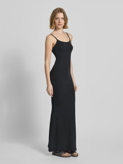Frauenmodel trägt Slip Dress mit Feinripp und Spaghettiträgern Modell 'Corin' von LeGer by Lena Gercke, Reine Baumwolle, Maxikleid, Körpernaher-Schnitt, Rundhalsausschnitt, schwarze Farbe, glatte Textur, Ganzkörperansicht von vorne.