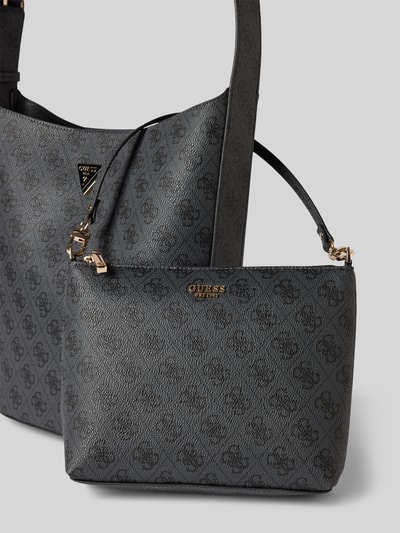 Produktfoto, Handtasche mit Logo-Muster Modell 'MERIDIAN II' von Guess in Dunkelgrau mit Label-Applikation und Schulterriemen, strukturierte Oberfläche