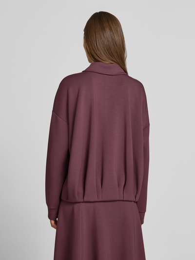 Frauenmodel trägt Sweatjacke mit Umlegekragen von Christian Berg Woman in Beere, lockere Passform, Modal-Mix, Ganzkörperansicht Rückansicht.