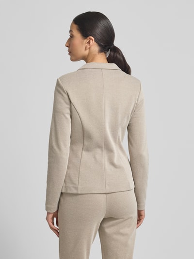 Vrouwenmodel draagt Regular Fit Blazer met reverskraag model Kate van ICHI in katoenmix met paspelzakken en knoopsluiting, ruglengte maat S 57 cm, borstwijdte maat S 42 cm, mouwlengte maat S 62 cm, zandkleurig, model van achteren.