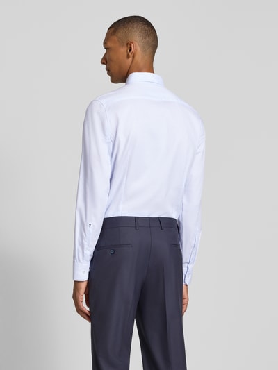 Männermodel trägt weiß-blaues Slim Fit Businesshemd aus reiner Baumwolle Modell 'New B.D.' von Seidensticker, Herren Businesshemd, Ganzkörperansicht Rückansicht.