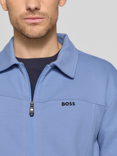 Männermodel trägt Regular Fit Sweatjacke aus Baumwoll-Mix Modell 'SW_Member' von BOSS Green in Uni-Optik, Nahaufnahme Oberkörper.