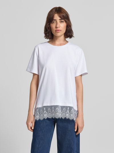 Frauenmodel trägt T-Shirt mit Spitze Modell 'SURE' von FREE/QUENT, weiß, Baumwoll-Elasthan-Mix, Relaxed Fit, Rundhals, Ganzkörperansicht von vorne.
