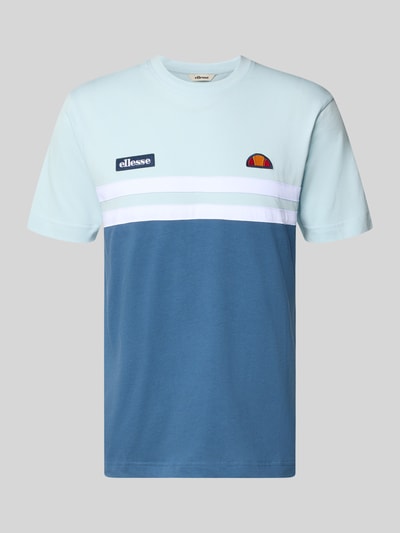 Produktfoto, T-Shirt mit Label-Stitchings Modell 'VENIRE' von Ellesse, Herren T-Shirt aus reiner Baumwolle, Regular-Fit, hellblau und blau mit weißen Streifen, Rundhalsausschnitt, strukturierte Stofftextur, Rückenlänge bei Größe M 66 cm.