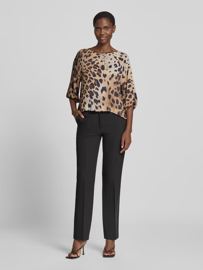 Frauenmodel trägt Relaxed Fit Bluse aus reiner Viskose von Smith and Soul mit Allover-Animal-Print, U-Boot-Ausschnitt, 3/4-Arm, Ganzkörperansicht von vorne.