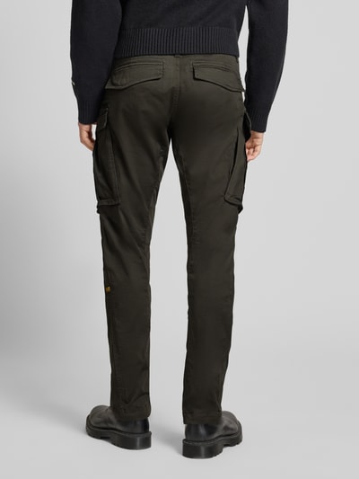 Männermodel trägt Cargohose mit 5-Pocket-Design von G-Star Raw, olivgrün, gerader schnitt, Pattentaschen, Baumwoll-Mix, Ganzkörperansicht Rückansicht