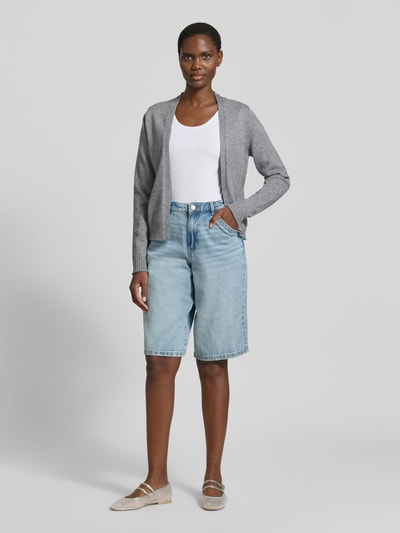 Frauenmodel trägt Cardigan aus Viskose-Mix mit offener Front Modell 'VIRIL' von Vila, hellgrau, Gerader-Schnitt, Gerippte-Abschlüsse, Ganzkörperansicht von vorne.