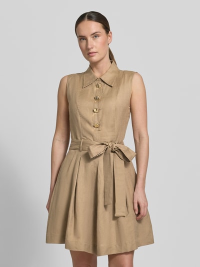 Kobiece model nosi tailliertes Freizeitkleid aus Leinen-Viskose-Mix Modell 'KALEISI' von HUGO, jednokolorowy, taliowany krój, długość midi, wysokie zapięcie, ozdobne guziki, szlufki na pasek, wiązany pasek, wpuszczane kieszenie, materiał: mieszanka lnu i wiskozy, cieniowana przędza, widok całej sylwetki z przodu.