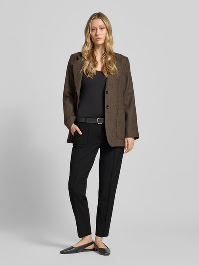 Frauenmodel trägt Hose in verkürzter Passform mit Längsnähten von Christian Berg Woman Selection, Material-Mix mit Viskose-Anteil, Gesäßtasche, Bundweite 41 cm, Innenbeinlänge 71 cm, Ganzkörperansicht von vorne.