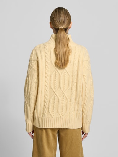 Style Icon Collection Oversized wollen pullover met kabelpatroon en geribde opstaande kraag - curated by Maja Weyhe Pastelgeel - 5