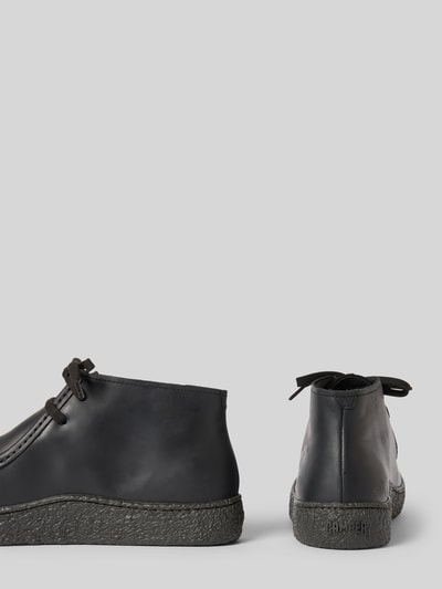 Produktfoto, schwarze Schnürschuhe aus echtem Leder Modell 'Terreno' von Camper, abgerundete Form, strukturierte Sohle, matter Look, Größe 44: Absatz 3 cm, Schafthöhe 9 cm, Schaftweite 11 cm.