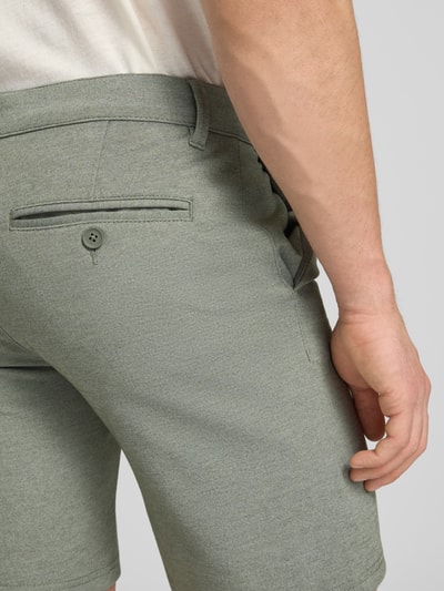 Mężczyznamodel nosi Regular Fit Chinoshorts aus Viskose-Mix Modell 'MARK' von Only & Sons, optyka melanż, detaliczne ujęcie tyłu.