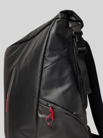 Produktfoto, Rucksack mit Logo-Detail Modell 'Ecodiver' von Samsonite in Schwarz mit roten Akzenten, glatte Struktur, robustes Material, Hauptfach mit Schnallenverschlüssen, verstellbare Schulterriemen, Abmessungen 42x50x19 cm, Länge Schulterriemen 62 cm.