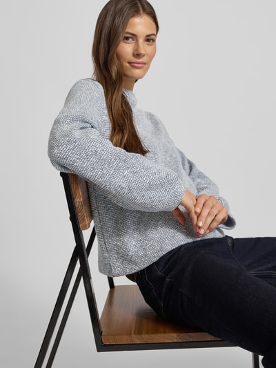 Vrouwenmodel draagt Sweatshirt met opstaande kraag model 'Glimsa' van OPUS, katoenmix, losse pasvorm, geribde mouwboorden, close-up bovenlichaam.