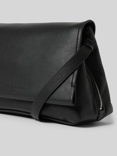 Produktfoto, czarna Crossbody Bag mit Logo-Prägung Modell 'Hera' od LIEBESKIND BERLIN, skórzana tekstura, srebrny zamek, Szerokość w rozmiarze 1: 24 cm, długość 18 cm, głębokość 13 cm, długość paska 123 cm