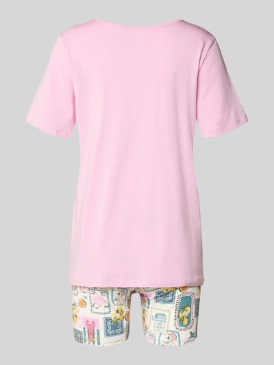 Frauenmodel trägt Regular Fit Pyjama-Set mit Motiv-Print von Skiny, rosa Oberteil, bunte Shorts, Baumwoll-Modal-Mix, Ganzkörperansicht Rückansicht.