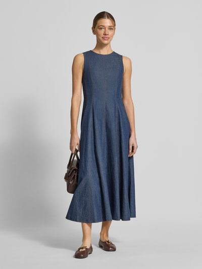 Frauenmodel trägt Midikleid aus Baumwoll-Leinen-Mix mit Rundhalsausschnitt von Jake*s Collection, A-Linie, Denim-Optik, Ganzkörperansicht von vorne. Rückenlänge bei Größe 36: 126 cm, Brustweite bei Größe 36: 44 cm.