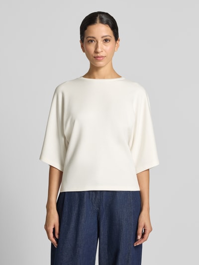 Frauenmodel trägt Relaxed Fit Sweatshirt aus elastischem Modal-Mix Modell 'Unora' von someday., cremeweiß, 1/2-Arm, Rundhalsausschnitt, glatte Textur, lockere Passform, Ganzkörperansicht von vorne.