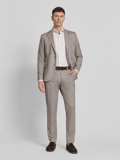 Männermodel trägt Hose mit Bügelfalten und Schnürung Modell 'SpartaFlex' von Zuitable, Material-Mix mit Baumwoll-Anteil, Slim-Fit, Ganzkörperansicht von vorne.