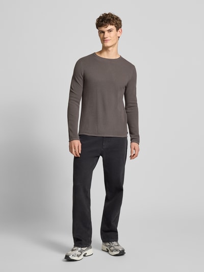 Männermodel trägt Basic Strickpullover mit Rundhalsausschnitt und Rollkanten von Review, Reine Baumwolle, Regular-Fit, Ganzkörperansicht von vorne.