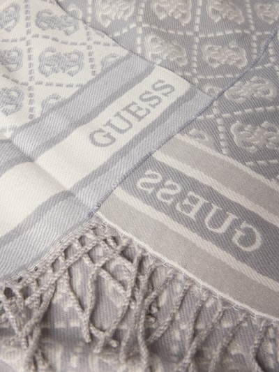 Produktfoto, Schal mit Viskose-Anteil von GUESS, rechteckig, Material-Mix, Fransen, Label-Schriftzug, sanfte Grau- und Weißtöne, fein strukturierte Oberfläche, 65x190 cm