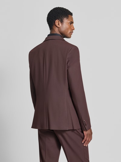 Męski model nosi Slim Fit Sakko mit Viskose-Anteil von MCNEAL, elastyczna mieszanka materiałów, Kołnierz z połami, zapięcie na 2 guziki, Kieszenie z patką, Długość tyłu w rozmiarze 50: 75 cm, Szerokość ramion w rozmiarze 50: 43 cm, Długość rękawów w rozmiarze 50: 65 cm, kolor brązowy, gładka tekstura, Ganzkörperansicht Rückansicht.