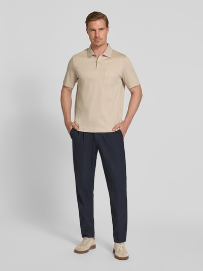 Mannelijk model draagt Regular Fit Poloshirt met borstzak van MAERZ Muenchen, katoen, beige met knoopsluiting, voorkant hele lichaam.