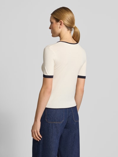 Frauenmodel trägt Strickshirt mit Rundhalsausschnitt von Comma in Creme mit schwarzen Kontraststreifen, Viskose-Mix, Slim-Fit, Rückenlänge 53 cm, Ärmellänge 42 cm, Ganzkörperansicht Rückansicht.