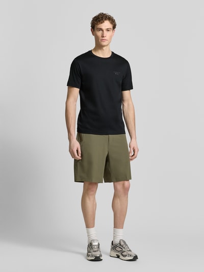 Männermodel trägt Regular Fit T-Shirt aus reiner Baumwolle Modell 'PS Spirit 70 Grx' von BOSS Green X PORSCHE in Unifarbe, Ganzkörperansicht von vorne.