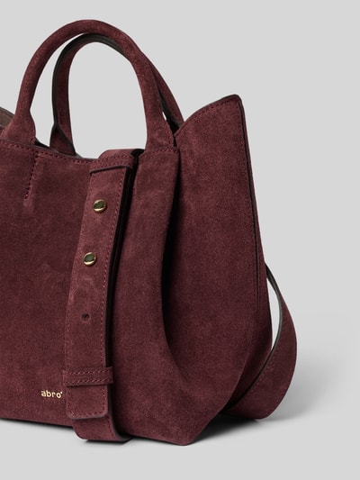Produktfoto, Handtasche aus echt leer Model 'ESSENTIAL' von Abro in bordeaux, suède look, labelprint, uitneembaar ritszak, magneetsluiting, afneembare schouderband, draagband, hoofdvak, breedte 27 cm, lengte 25 cm, diepte 12 cm, schouderbandlengte 122 cm