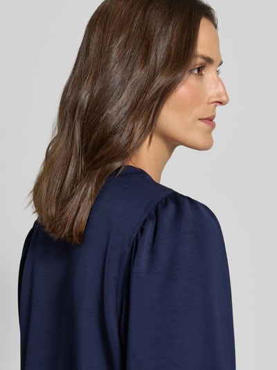 Vrouwenmodel draagt Relaxed Fit sweatshirt uit elastische modalmix van Rich & Royal in donkerblauw met plooien aan de schouderpartijen, detailopname.