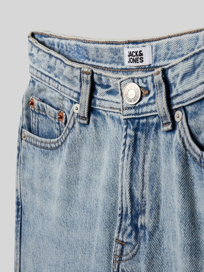Produktfoto, Straight Fit Jeans im 5-Pocket-design Modell 'Chris' von Jack & Jones aus reiner Baumwolle, hellblaue Denim-Textur, sichtbare Nähte, Knopf- und Reißverschluss, strukturierte Oberfläche.