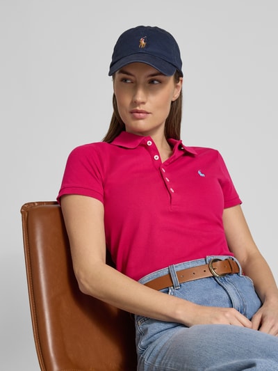 Kobiece model nosi Slim Fit Poloshirt aus Baumwoll-Mix od Polo Ralph Lauren, bawełna, krój slim fit, logo, widok na górną część ciała.