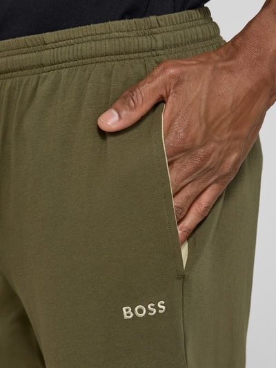 BOSS Regular Fit Sweatshorts aus Baumwoll-Mix Modell 'MIX&MATCH' Oliv 3