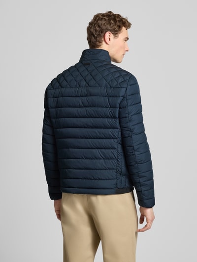 Männermodel trägt Slim Fit Steppjacke mit gefüttertem Kragen von Christian Berg Men, granatowy, poziome przeszycia, Ganzkörperansicht Rückansicht