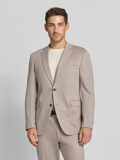 Mężczyzna nosi Regular Fit Blazer aus Viskose-Mix Modell 'Finch' von JOOP! Collection w jasnobeżowym kolorze, drobna tekstura, marynarka z klapami, kieszenią na piersi oraz klapowanymi kieszeniami, dwurzędowe zapięcie na dwa guziki, elastyczny materiał, krój regular fit, Szerokość w rozmiarze 50: 38 cm, długość tyłu: 73 cm, długość rękawa: 64 cm, Ganzkörperansicht von vorne.