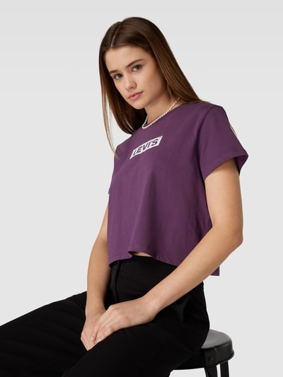 Levi's® Cropped T-Shirt mit Label-Print Modell 'JORDIE' Aubergine 3