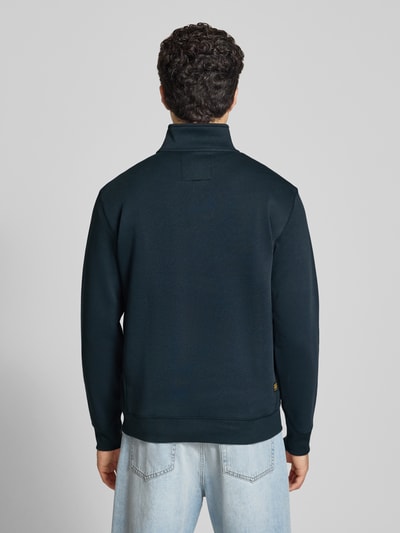 Männermodel trägt Sweatshirt mit Stehkragen und Reißverschluss von G-Star Raw aus Baumwoll-Mix, Regular-Fit, Label-Stitching, Ganzkörperansicht Rückansicht. Rückenlänge 69 cm, Ärmellänge 66 cm, Größe M, dunkle Farbe, glatte Textur.