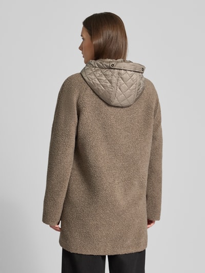 Vrouwenmodel draagt Teddyjacke aus Woll-Mix mit Kapuze und aufgesetzten Taschen van Gil Bret in regular fit, bruine tinten, gebreide textuur, detail opgestikte zakken, capuchon met tunnelkoord, rits, ruglengte 83 cm bij maat 36, schouderbreedte 48 cm, borstwijdte 52 cm, mouwlengte 66 cm, volledige rugaanzicht.