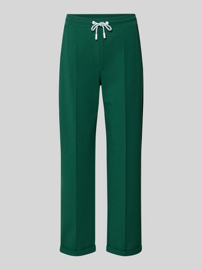Produktfoto, Straight Fit Stoffhose mit Ziernähten von Marc Cain aus grünem Baumwoll-Mix mit Tunnelzug und 7/8-Länge, glatte Oberfläche.