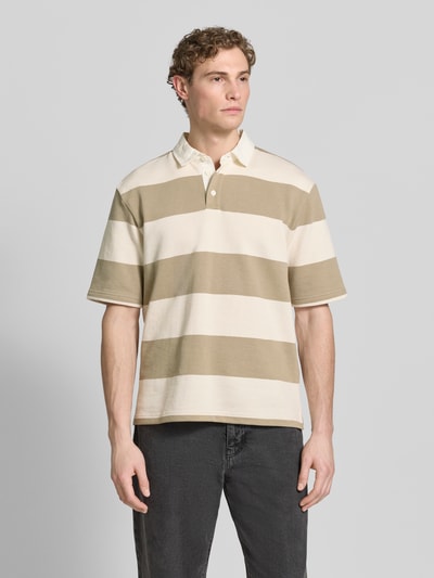Männermodel trägt Relaxed Fit Poloshirt im Allover-Look von MCNEAL aus Baumwoll-Mix mit breiten Streifen, Knopfleiste, Rückenlänge 70 cm bei Größe M, Ganzkörperansicht von vorne.