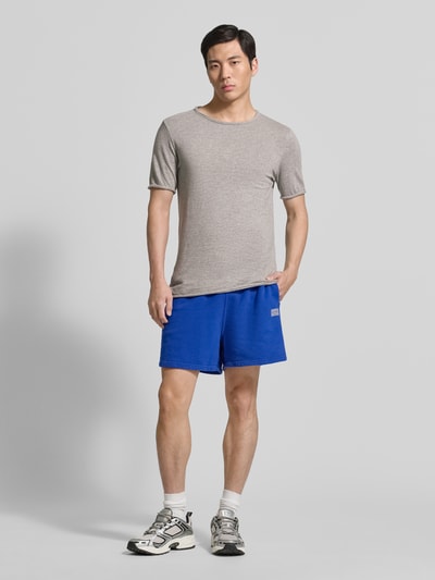 Männermodel trägt Slim Fit T-Shirt mit Rundhalsausschnitt Modell 'Sonoma' von American Vintage in Grau, reine Baumwolle, Ganzkörperansicht von vorne.