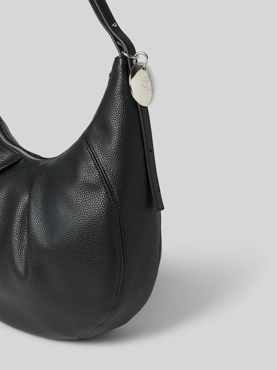 Produktfoto, Henkeltasche mit Label-Detail von CK Calvin Klein aus schwarzem, genarbtem Leder, silbernes Metallemblem, sanft gerundete Form