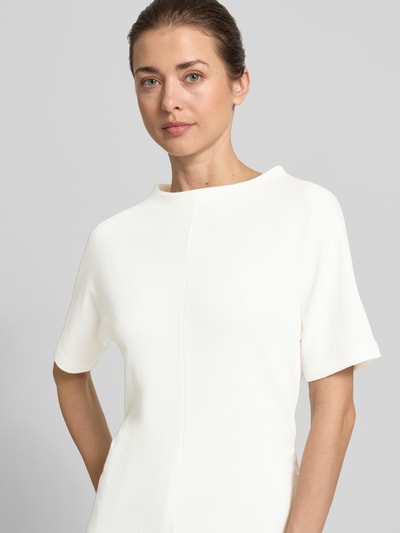 Frauenmodel trägt Damen T-Shirt mit Strukturmuster Modell 'Kavora' von Someday in Weiß, Viskose-Mix mit Stretch-Anteil, Nahaufnahme Oberkörper.