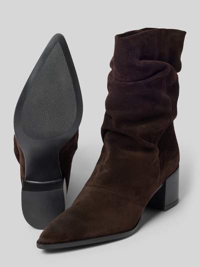 Produktfoto, Stiefel aus echtem Leder von Copenhagen in Dunkelbraun, spitze Passform, glatte Sohle, Raffungen, 6 cm Absatz, 22 cm Schafthöhe, 17 cm Schaftweite