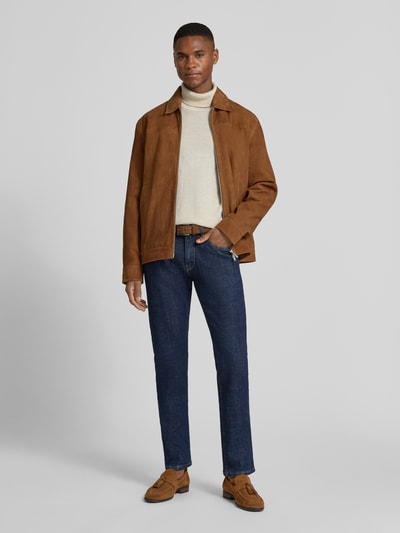 Mannenmodel draagt Tapered Fit Jeans im 5-Pocket-Design Modell 'Lyon' van Pierre Cardin, donkere denim, rechte vormen, volledige lichaamsvooraanzicht. Gemaakt van katoenmix met stretch, met gulp, riemlussen, maat 32/32 taille 42 cm, binnenbeenlengte 80 cm.
