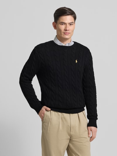Männermodel trägt schwarzen Strickpullover mit Label-Stitching von Polo Ralph Lauren aus reiner Baumwolle, Regular-Fit, Ganzkörperansicht von vorne.